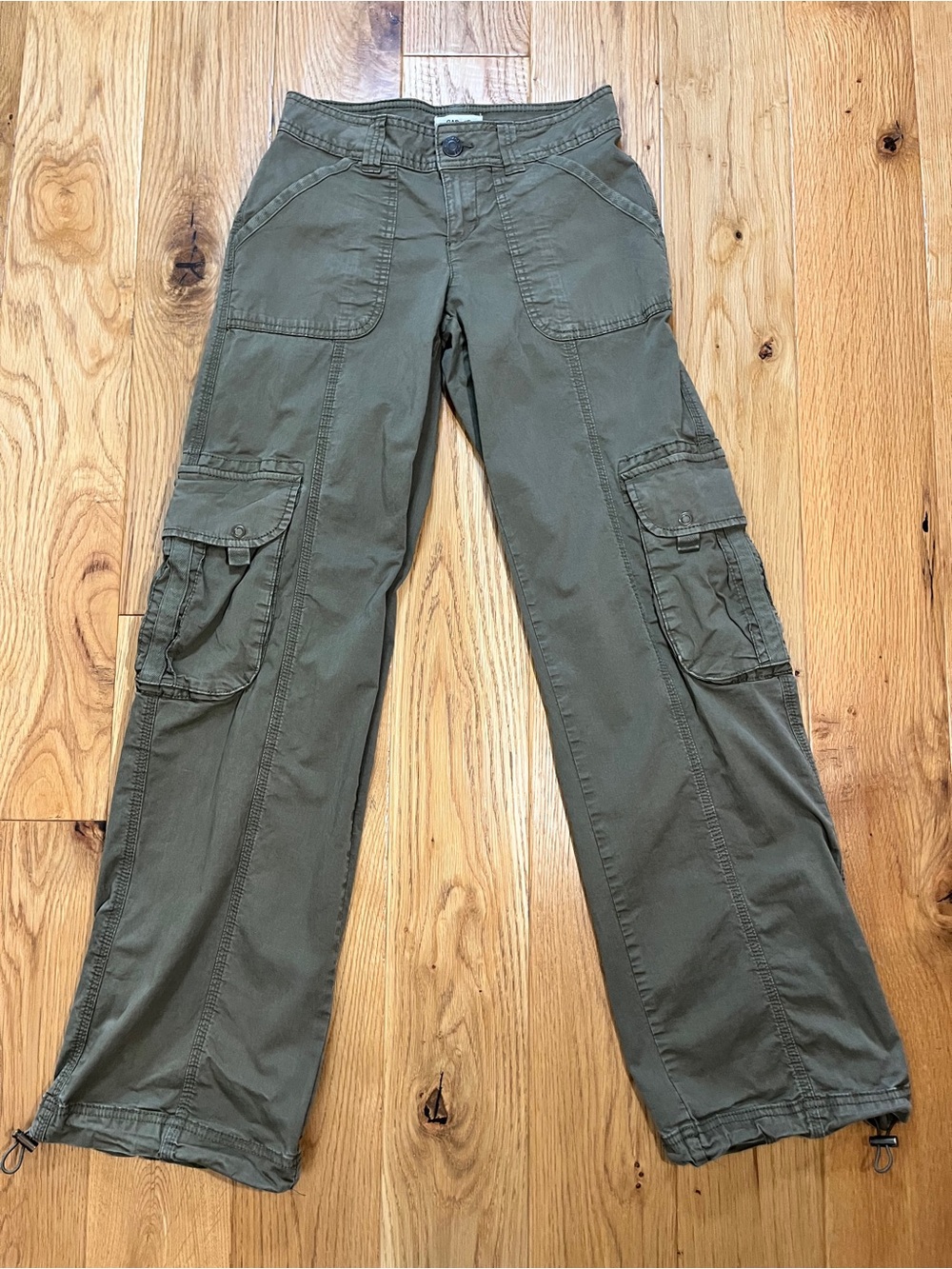 Women's Army Green Cargo Pants. Relaxed fit, low rise. Garage. Size 00